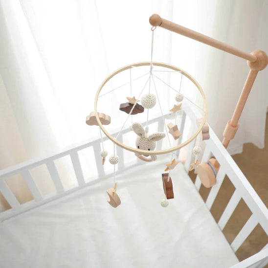 mobile bébé en bois léger