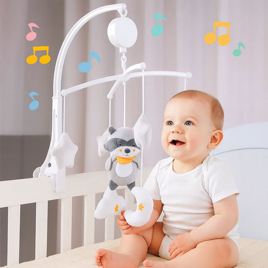 mobile-musical -pour- lit -bebe-garçon-assis-souriant-regrde-mobile