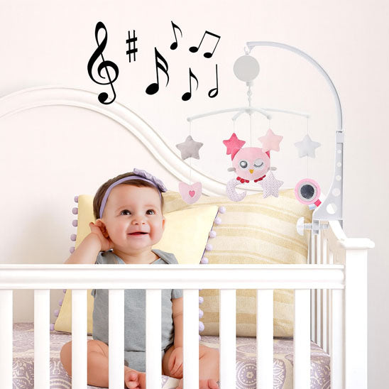 mobile-musical -pour- lit -bebe-souriant-assis-dans-berceau-écoute-music-mobile