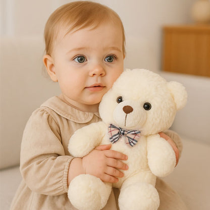 ours-en-peluche-blanc-fille-avec-robe-beige-douce-tient-dans-mains_