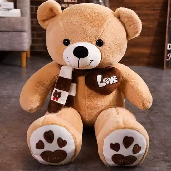 ours-en-peluche-brun-par-terre-assis-echarpe-sur-le-cou