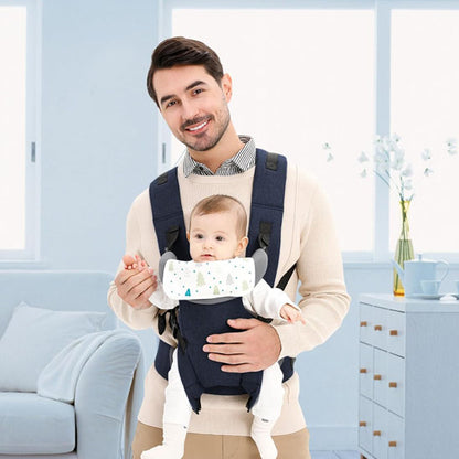 papa porte a installé son bebe dans porte bebe position ventrale