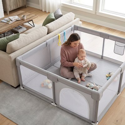 Parc bébé gris spacieux mama et béébé jouet à l'interieur