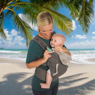 porte-bebe-gris-capuche-maman