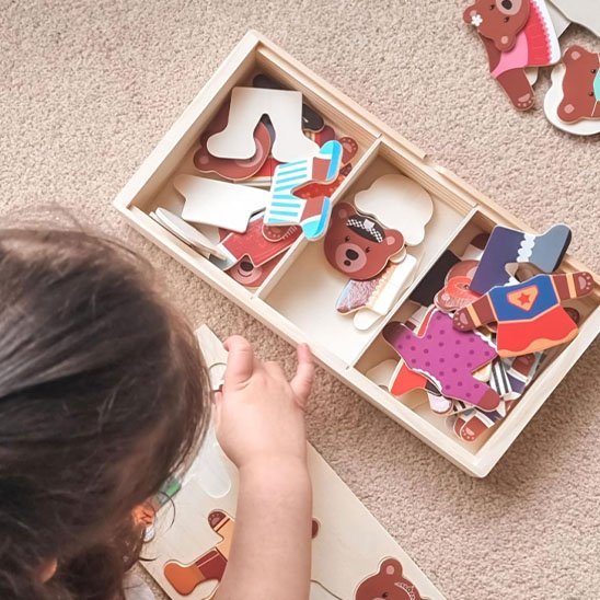 puzzle bois Montessori dans un coffre pour filles