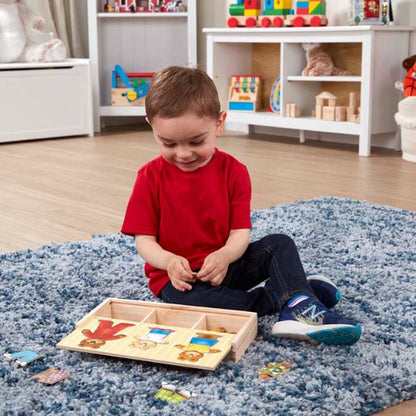 fgarçon de trois ans joue au Puzzle bois 
