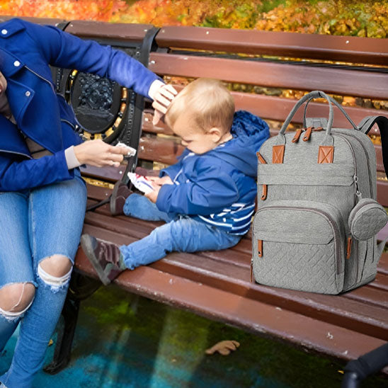 sac-a-dos-a-langer-manan-gris-style-maman-bébé-assis-chaise-parc-automne