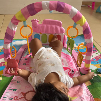 tapis-d'éveil-fille-dort-allongé-rose