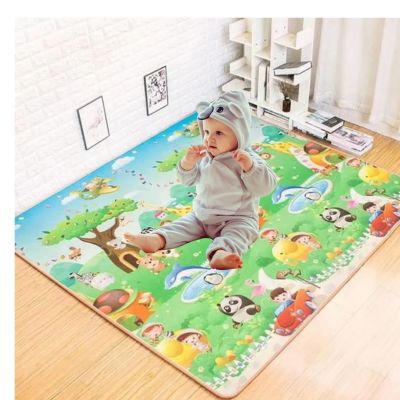 tapis-de-jeu-bebe-assis-sur-tapis-chambre