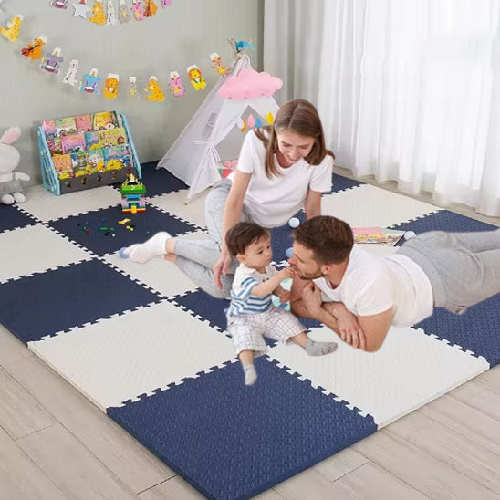 tapis-de-jeu-beu-blanc-maman-bébé-jouet-avec-garçon-dans-chambre