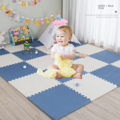 tapis-de-jeu-bleu-clair-blanc-clair-blac-bébé-assis-sur-tapis-tient-couverture-jaune-souriant-chambre