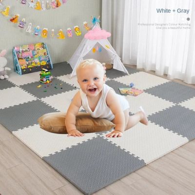 tapis-de-jeu-gris-blanc-fille-marche-quattre-pattes-sur-tapis-chambre