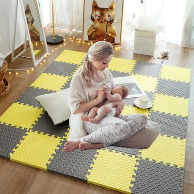 tapis-de-jeu-jaune-brun-maman-allaite