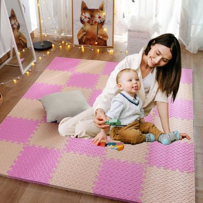 tapis-de-jeu-rose-beige-maman-bébé-assis-content-dans-chambre