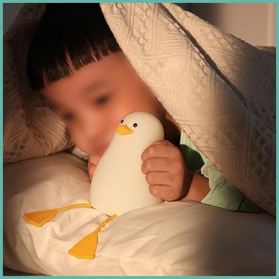 veilleuse-bebe-enfant-tient-veilleuse-dans-main-nuit