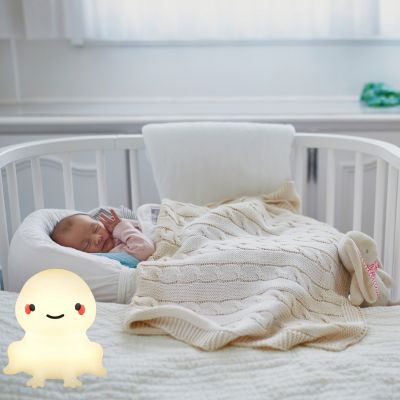 bébé endormi avec une veilleuse grenouille USB rechargeable en silicone