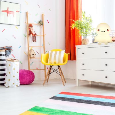 veilleuse bébé grenouille lumière douce sur table de chevet dans chambre bébé