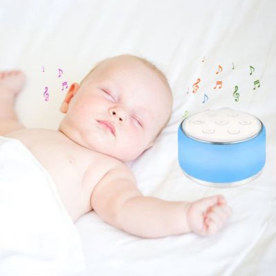 Bébé dort paisiblement dans sa chambre avec la veilleuse bruit blanc et lumiere allumé.