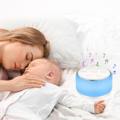 Maman et bébé endormis ensemble sur le lit, veilleuse bruit blanc et lumière allumé à proximité.