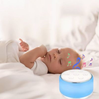 Lumière douce de veilleuse bruit blanc et lumiere allumé éclairant un bébé endormi.