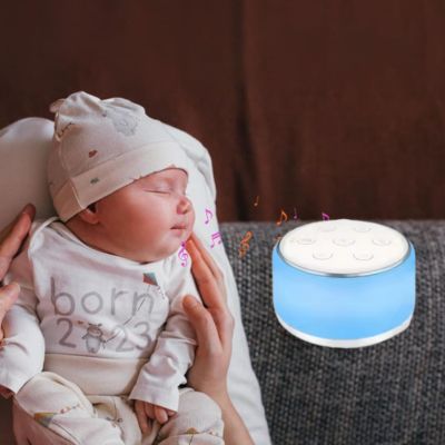 Lumière douce de veilleuse bruit blanc et lumire allumé éclairant un bébé endormei.
