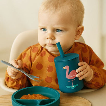 Verre bebe dans les mains bébé